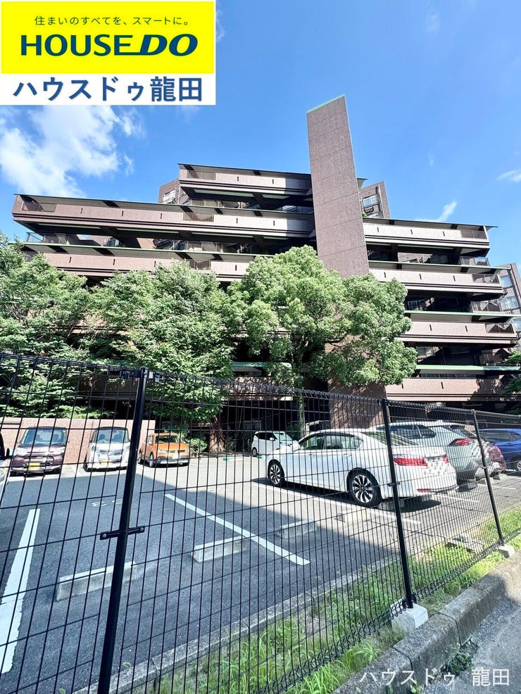 広い駐車場を確保し、毎日の移動もスムーズ。落ち着いた環境で、家族の時間を大切に育める住まい。
