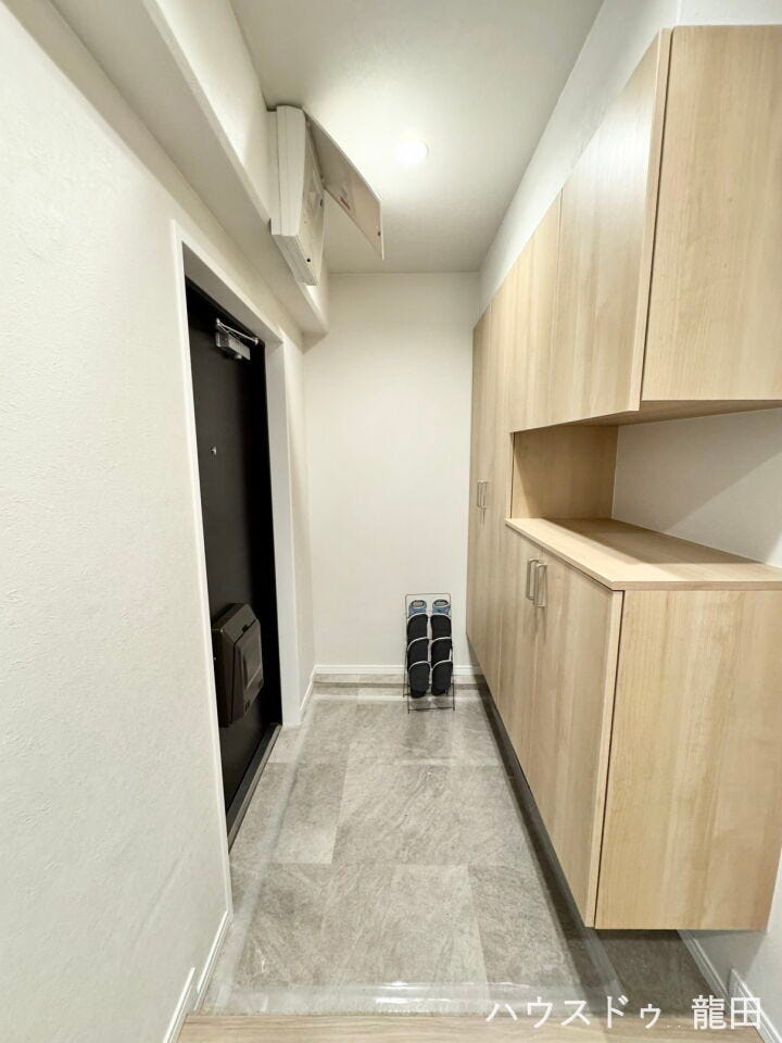 木の温もりに包まれたモダンな空間は、成長する子供たちにも心地よい環境。家族の笑顔が広がる住まい。