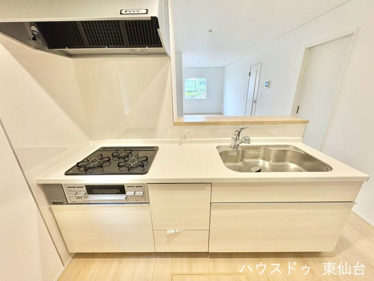 広い作業台のキッチン♪
カウンターキッチンからはリビングが見渡せるため、家族との会話が自然と増えます◎