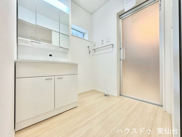 白を基調とした清潔感のある洗面所♪