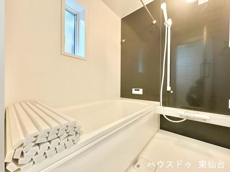 シンプルなデザインの浴室♪
足を伸ばしてくつろぐことができます◎