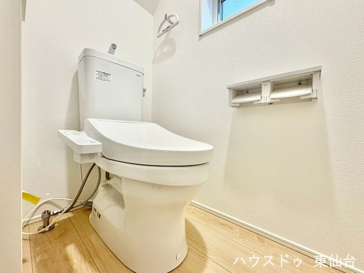 温水洗浄機能付きの1階トイレ♪
2階のトイレも同仕様のトイレがあります!