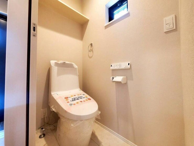 【Toilet】清潔感があり、落ち着いたデザインのトイレ。家族みんなが快適に使えます。