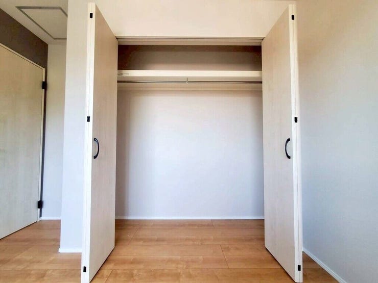 【Bedroom】クローゼット完備で収納力◎。家具の配置もしやすい機能的な洋室です。