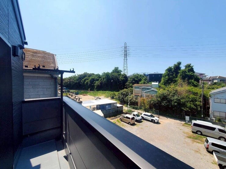 【Balcony】日当たりの良いバルコニーはお洗濯物がしっかり乾きやすく、毎日の家事にも重宝します。