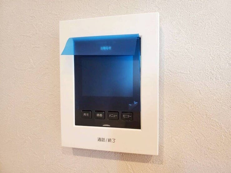 【Facilities】来訪者を確認できるモニター付きインターホンで、防犯面も安心です。