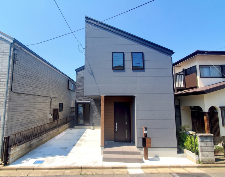 【Exterior】ゆとりのある駐車スペース付きで、車の出し入れもスムーズに行えます。