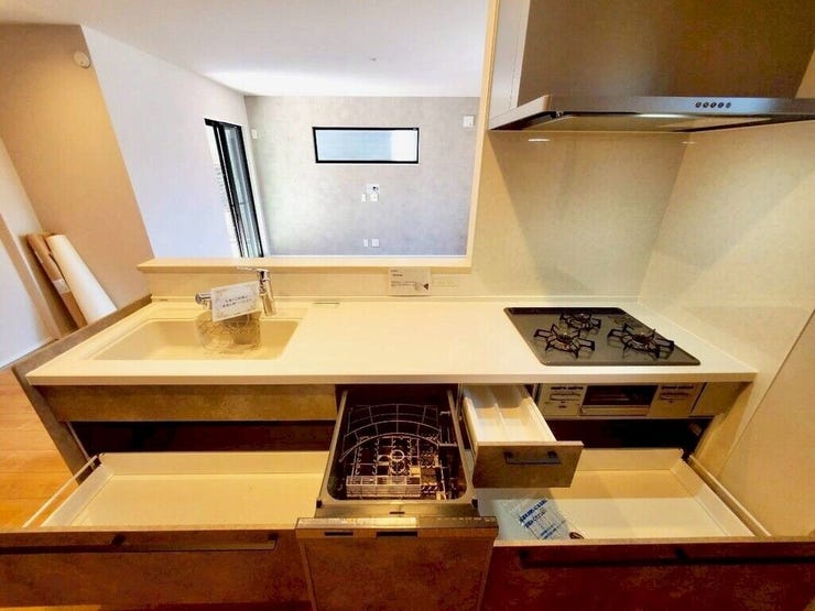 【kitchen】家事の時短に便利な食洗機付き。手洗い不要で毎日の負担を軽減します。