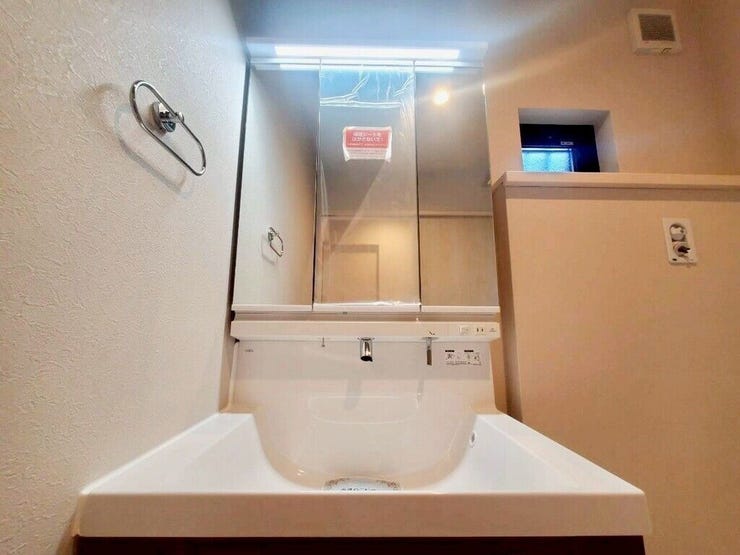 【Washroom】毎朝の準備がスムーズに。広めの洗面台と収納が使いやすい洗面所です。