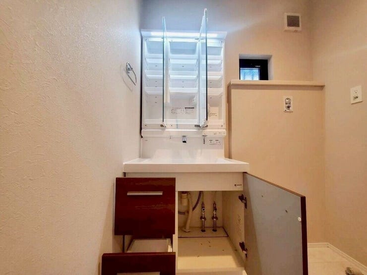 【Washroom】すっきりとしたデザインで、毎日の生活が快適に。収納も豊富な洗面所です。