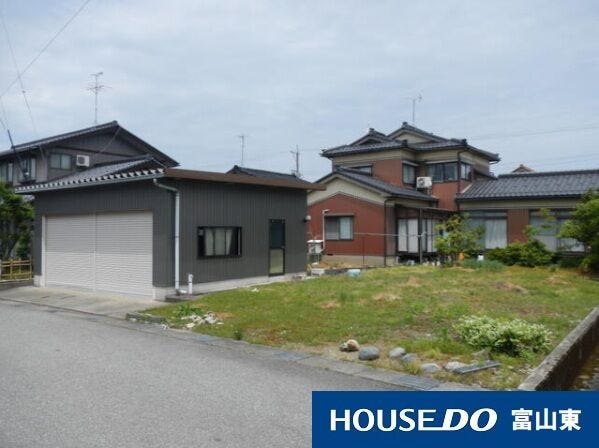 【外観】
現状鉄骨車庫あり!車庫を付帯しての現況渡しになります(^^)/