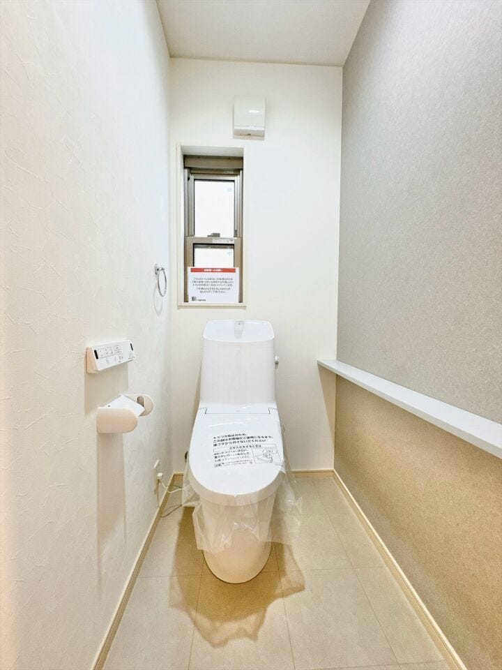明るくて清潔感のあるトイレスペース。毎日何度も使う場所だからこそ、ホッと落ち着けるインテリアにこだわりました。白を基調とした爽やかな空間が、日々の暮らしの中にさりげない癒やしのひと時をもたらします