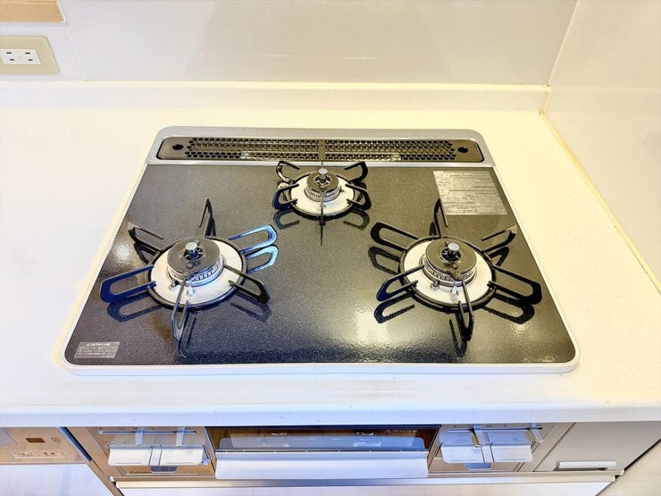 使いやすい3口コンロでお料理の時間がより楽しくなりそうです。汁物、炒め物、煮込み料理を同時に進められるため、夕食の準備もスピードアップ!忙しい毎日でも、手際よく美味しいお料理が完成します。