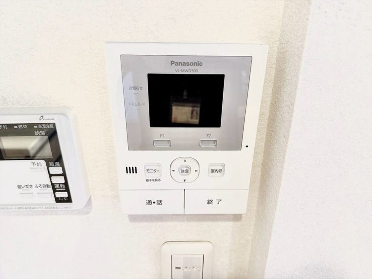 来客時に便利なTVモニター付きインターホン!お子様のお留守番にも安心です♪ 訪問者の顔や様子を室内からしっかり確認してから応対できるため、不審な勧誘や突然の来客にも落ち着いて対応できます。