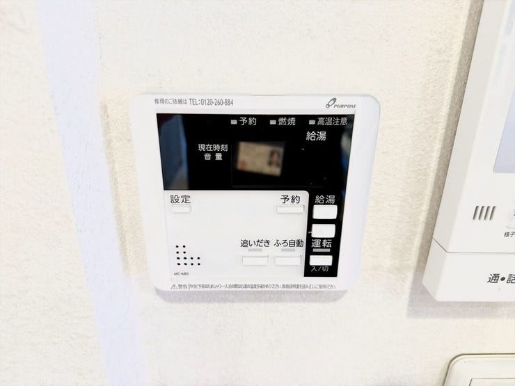 追い炊き機能でいつでも温かいお風呂を楽しめます。家族の入浴時間がバラバラでも、ボタン一つですぐに心地よい適温に。帰宅が遅くなったお父さんも、いつでもポカポカのお湯で一日の疲れを癒せます。
