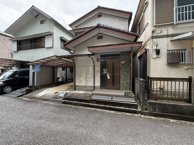 【外観】
●泉野小学校校区
●5DKの個室十分な中古戸建です
●駐車スペース1台分♪
