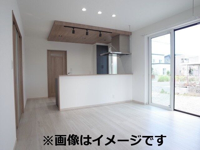 南窓から光が差し込む心地よいリビング。隣地との距離もしっかり確保されており、騒音や視線を気にせずくつろげる空間です。
※画像はイメージです。間取・設備・床壁材の色味など、実物と異なる場合がございます