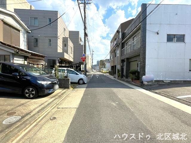 【西側前面道路】
幅員約5.9m前面道路。
2台の車がすれ違うことが出来る道幅です。