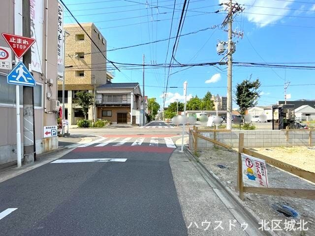 【西側前面道路】
幅員約5.9m前面道路。
道路幅にゆとりがあるので、車種を選びません。大きめの車を乗りたい方にもオススメです。