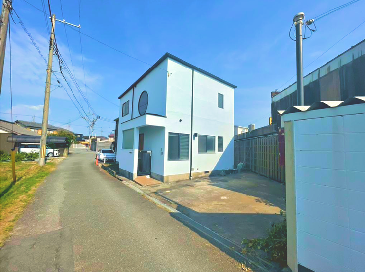 【外観】
白が基調の外観は住宅街や自然環境ともなじみやすく、落ち着いた印象を与えます◎