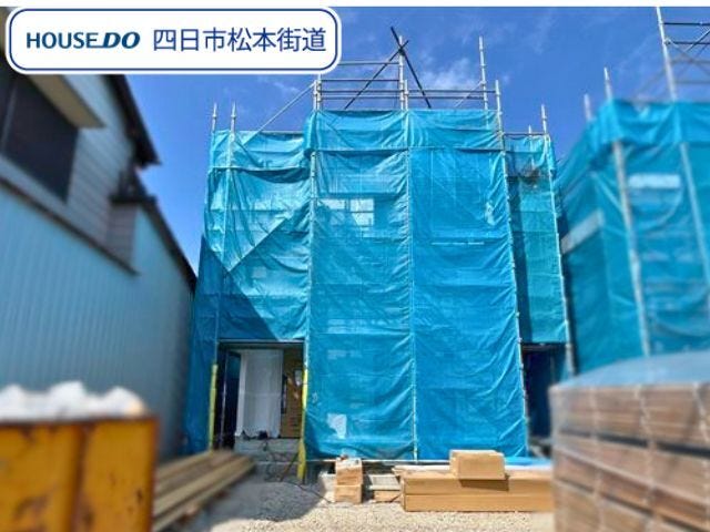 【外観】
富洲原小学校/富洲原中学校エリアでイオンモールまで徒歩約5分の場所に4LDK♪新築一戸建て建築中。現在上棟工事。工事中の今!現地をご見学してみませんか