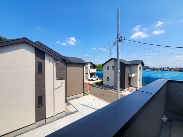 【Balcony】日当たりの良いバルコニーはお洗濯物がしっかり乾きやすく、毎日の家事にも重宝します。