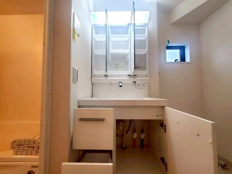 【Washroom】すっきりとしたデザインで、毎日の生活が快適に。収納も豊富な洗面所です。