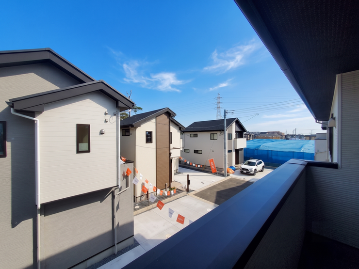 【Balcony】日当たりの良いバルコニーはお洗濯物がしっかり乾きやすく、毎日の家事にも重宝します。