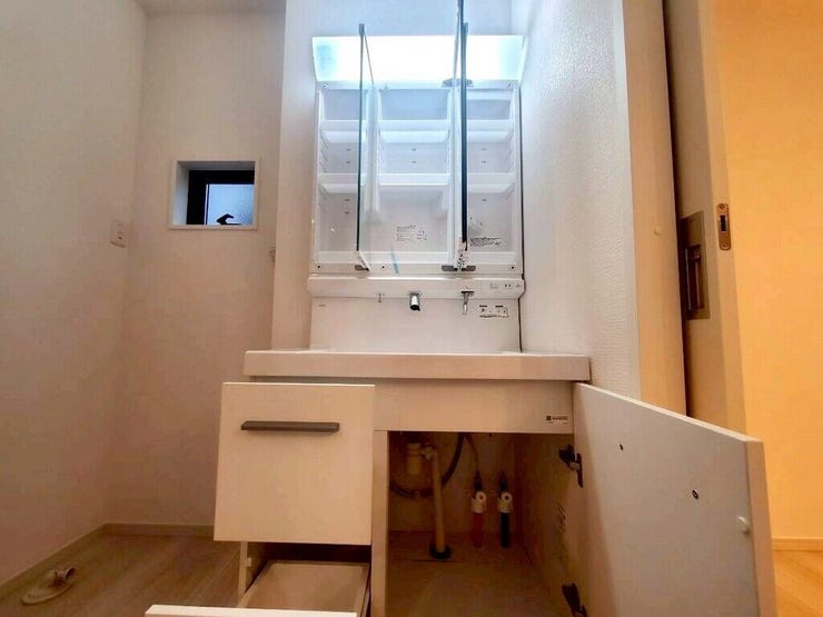 【Washroom】すっきりとしたデザインで、毎日の生活が快適に。収納も豊富な洗面所です。