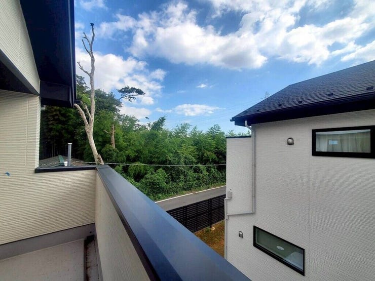 【Balcony】日当たりの良いバルコニーはお洗濯物がしっかり乾きやすく、毎日の家事にも重宝します。