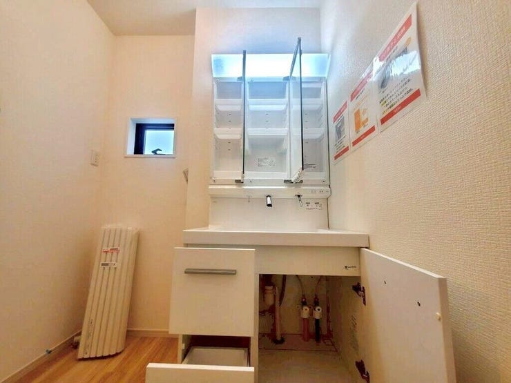 【Washroom】すっきりとしたデザインで、毎日の生活が快適に。収納も豊富な洗面所です。