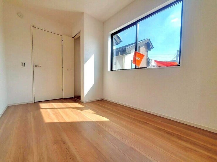 【Bedroom】ベッドとデスクを置いてもゆとりのある、使い勝手の良い広さの洋室です。