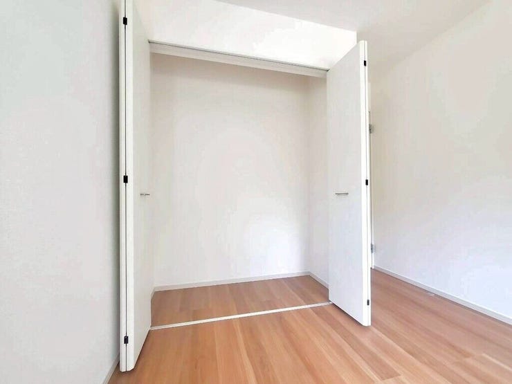 【Bedroom】クローゼット完備で収納力◎。家具の配置もしやすい機能的な洋室です。