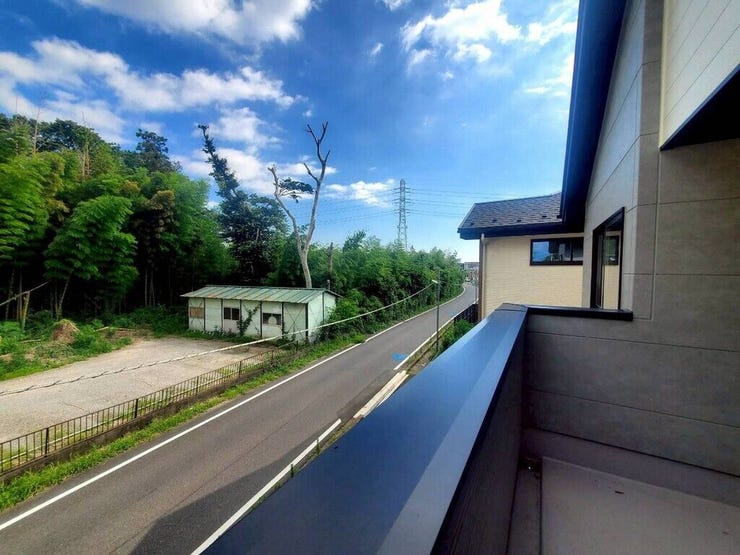 【Balcony】日当たりの良いバルコニーはお洗濯物がしっかり乾きやすく、毎日の家事にも重宝します。