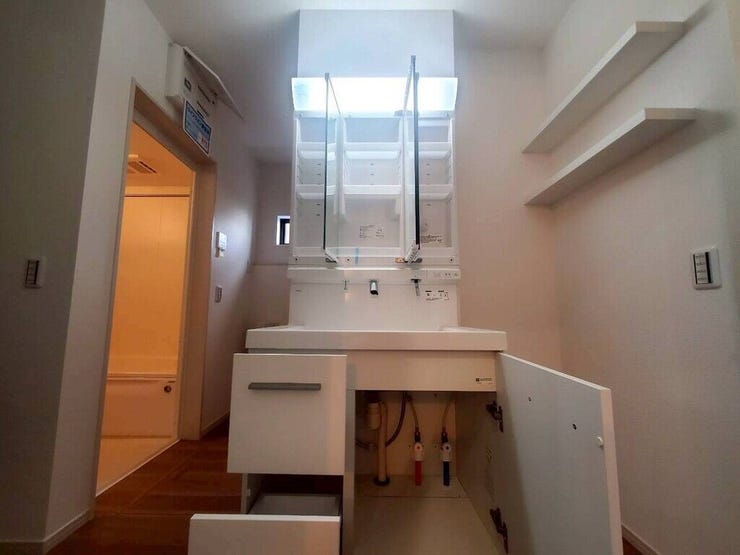 【Washroom】すっきりとしたデザインで、毎日の生活が快適に。収納も豊富な洗面所です。