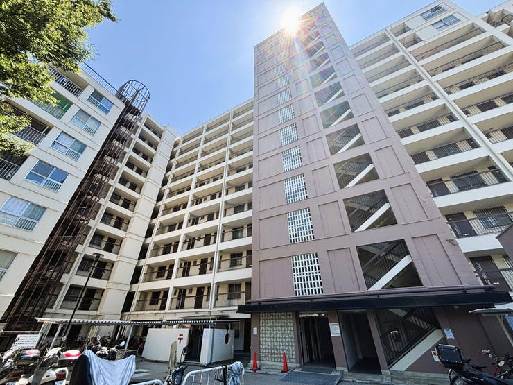 【外観】
阪急千里線と北大阪急行、2沿線利用可能で通勤や通学に便利な立地!周辺は緑豊かで、敷地内には公園とゴルフ練習場がございます♪