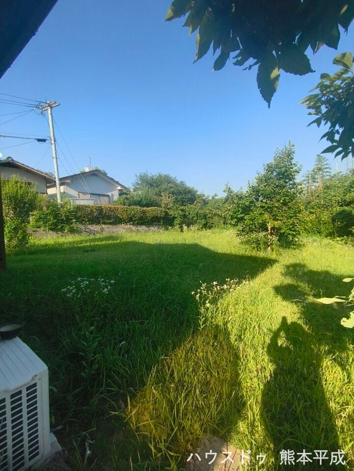 裏手(南側)の敷地と一括販売を予定しております。