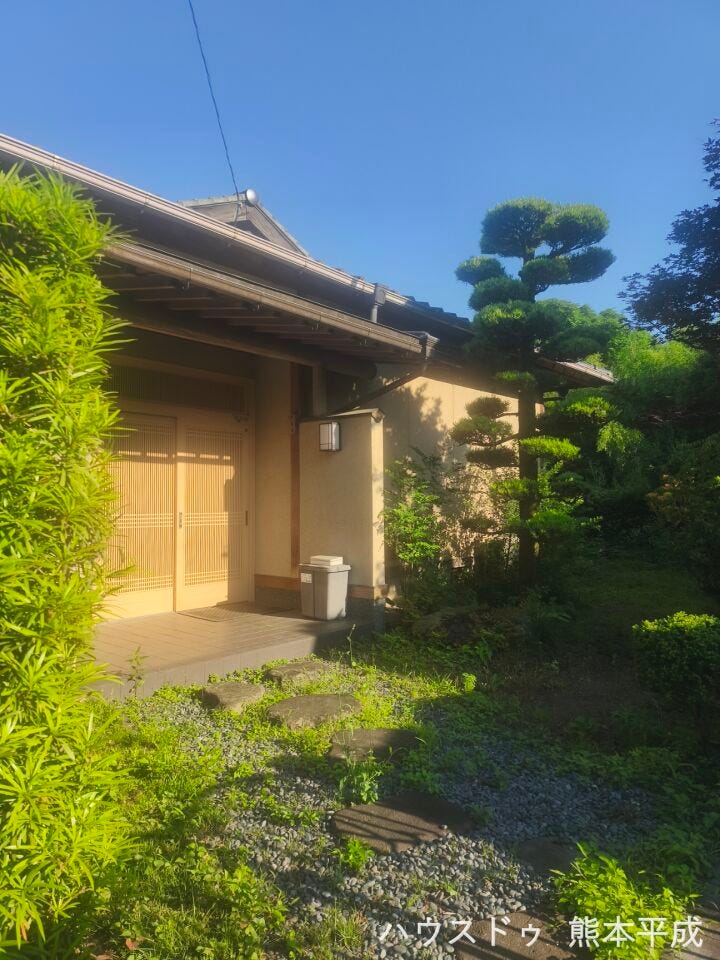 外観も趣深い平屋です。