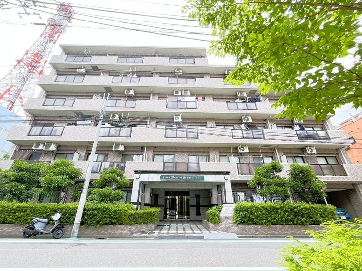 【外観】
シンプルモダンな外観が魅力の建売住宅。飽きのこないデザインが特徴で、どんなインテリアにもマッチし、周辺の街並みにも自然と溶け込みます。