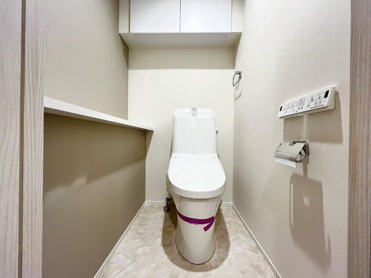 お掃除しやすい素材と機能にこだわったトイレはいつまでもキレイが続きます。少ない水量で洗浄できる、環境にもお財布にもやさしいエコなトイレです。