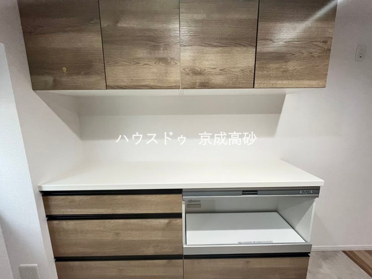 キッチン裏になります。
嬉しい収納力抜群のスペースになります!