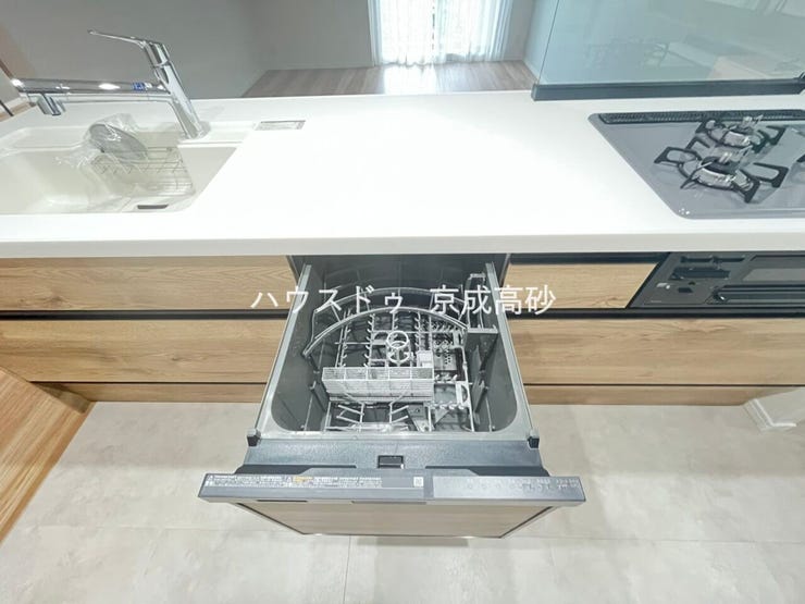 家事の時短に効果大の食洗器付き。高温でパワフルに洗い、温風乾燥します。手洗いよりも節水・節約が可能です。一度使うと手放せないですよ!