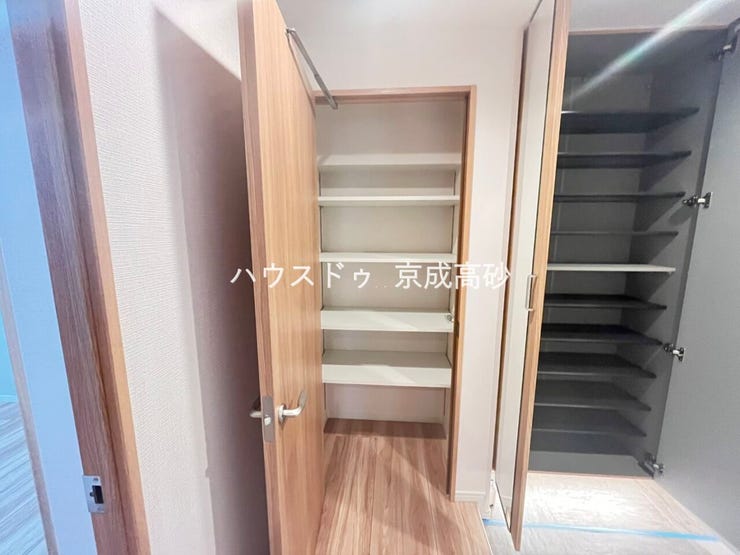 大型の下駄箱収納でお気に入りの靴もたっぷり収納できますね!
