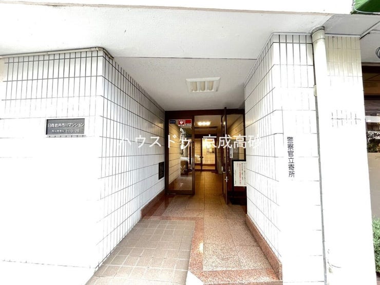 外と内をつなぐエントランスは管理が行き届き、居住者を優しく迎え入れてくれます。