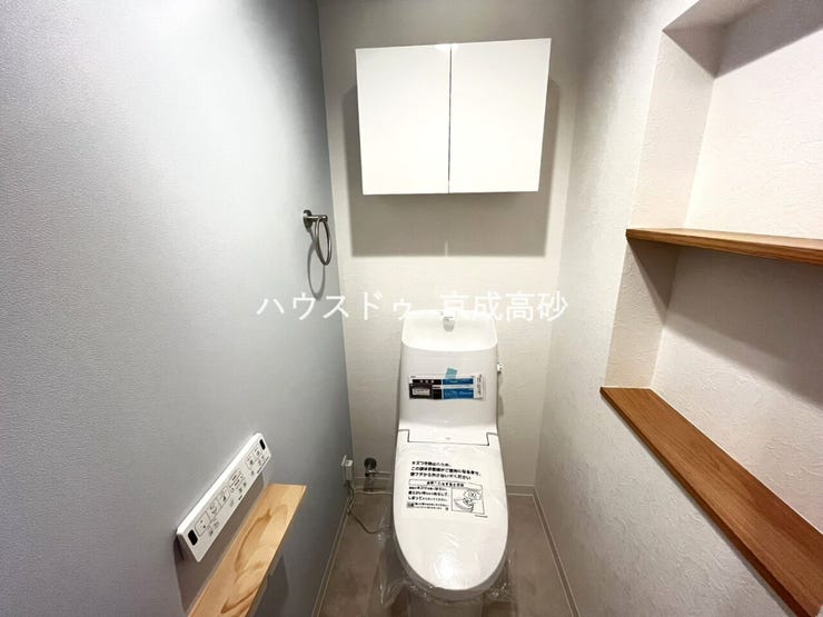 洗浄付き便座が魅力的なトイレです♪毎日使用する場所だからこそ、いつも清潔な空間であって頂けるよう配慮しました。窓で換気はばっちり、デザインもシンプルで清潔感が漂います。