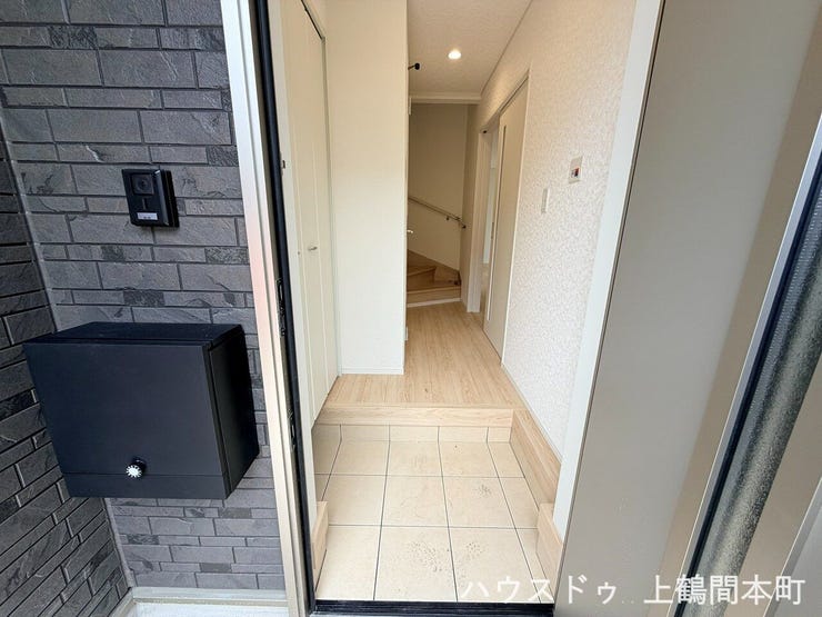 住まいの第一印象を彩る、明るく清潔感のある玄関です