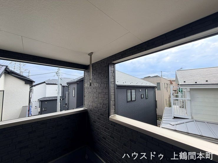 洗濯物がたっぷり干せる、ゆとりある広さのバルコニー