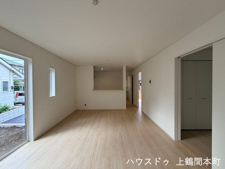 大きな窓からたっぷり光が入る明るい室内