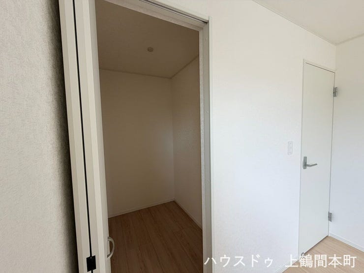 豊富な収納力を備えたウォークインクローゼットを採用。