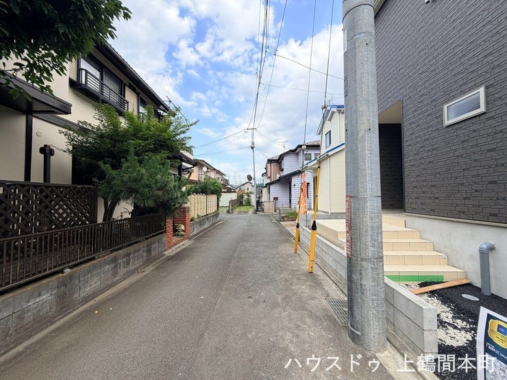 車通りが比較的落ち着いた前面道路で、穏やかな暮らしを演出。